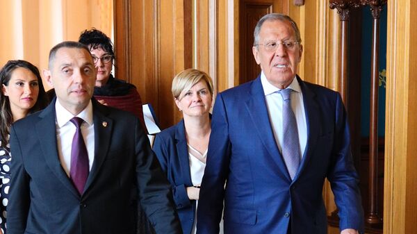 El ministro del Interior serbio, Aleksandar Vulin, y el canciller ruso, Serguéi Lavrov  - Sputnik Mundo
