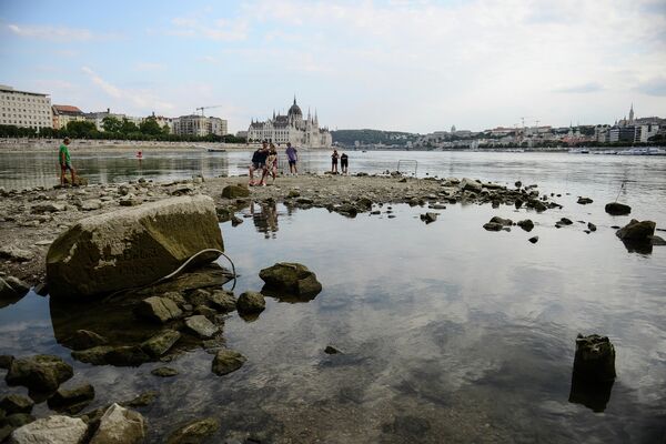 El río Danubio, uno de los más caudalosos de Europa, ha alcanzado su nivel más bajo en casi un siglo.En la foto: El extremo sur de la isla Margarita emergiendo del agua cerca de Budapest, Hungría. - Sputnik Mundo