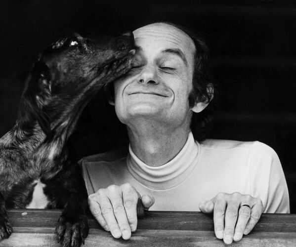 El famoso actor, cantante y escritor francés Sim con su perro en los años 70. - Sputnik Mundo
