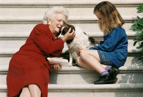 Barbara Bush, esposa del expresidente de EEUU George H. W. Bush, con su nieta Barbara y su perra Millie, en las escaleras de la Casa Blanca, en 1991. - Sputnik Mundo