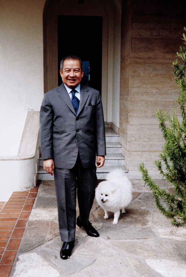 El rey Norodom Sihanouk de Camboya con su perro en su residencia Kantha Bopha en Mougins, 1981. - Sputnik Mundo