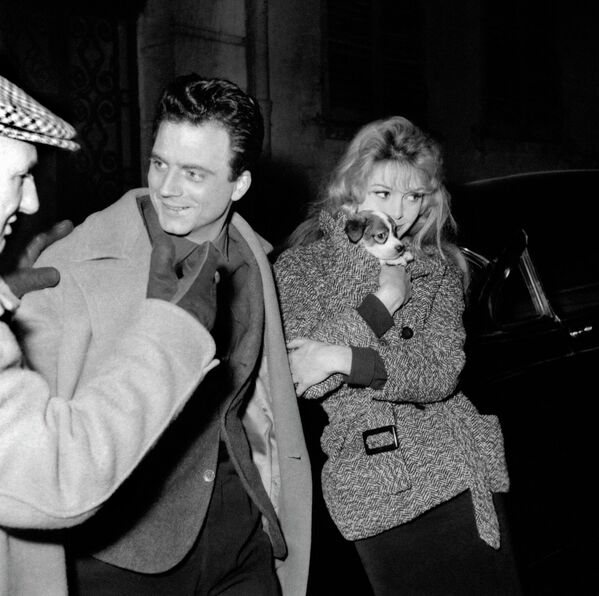 La famosa actriz francesa Brigitte Bardot con su perro y el actor francés Franco Interlenghi en el rodaje de la película El amor es mi oficio, en París, 1958. - Sputnik Mundo