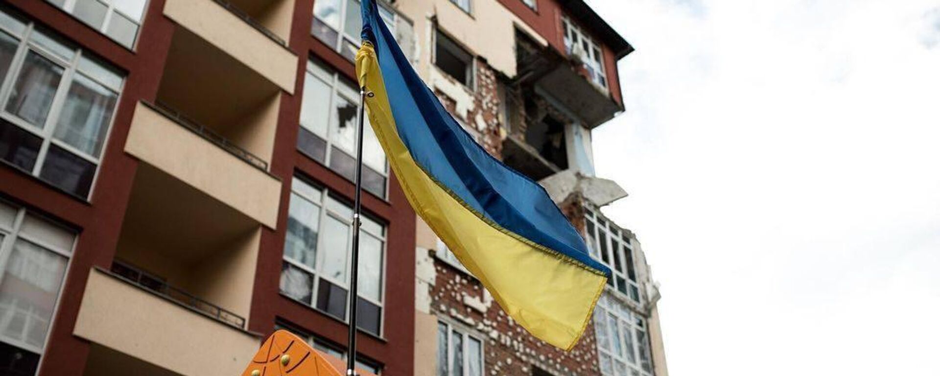 La bandera de Ucrania ondeando en un barrio. - Sputnik Mundo, 1920, 27.08.2022