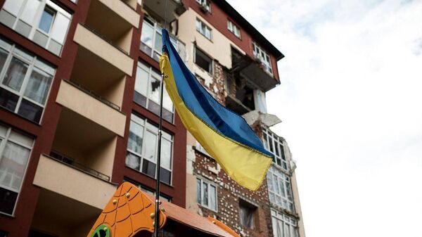 La bandera de Ucrania ondeando en un barrio. - Sputnik Mundo