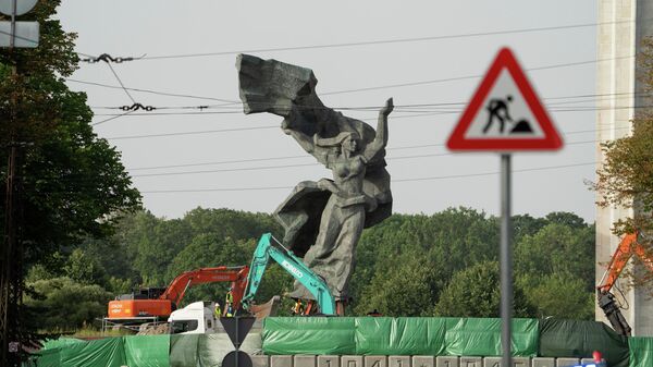 Demolición del Monumento a los Libertadores de Riga  - Sputnik Mundo