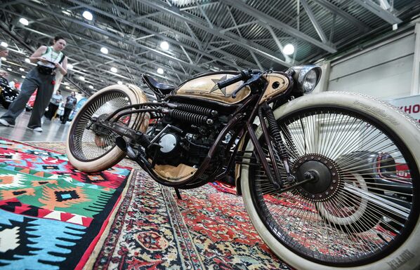 Una moto única construida en estilo retro, presentada en la exposición de autos clásicos y antiguedades Galería Oldtimer 2022 en Moscú. - Sputnik Mundo