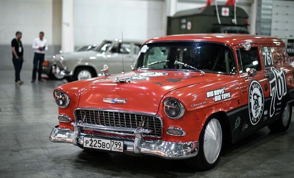 Un Chevrolet Bel Air de 1955 tuneado por el taller Big Boys&#x27; Big Toys en la exposición de autos clásicos y antiguedades Galería Oldtimer 2022 en Moscú. - Sputnik Mundo