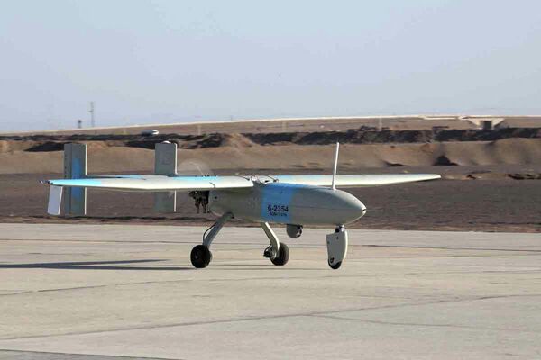 Se puso a prueba el uso de drones para las misiones de reconocimiento, las patrullas y los ataques aéreos.En la foto: el dron de ataque Ababil-3. - Sputnik Mundo