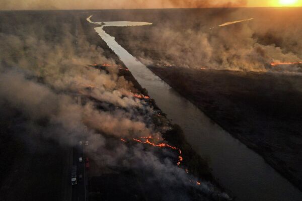 Incendio natural en las afueras de Victoria, provincia de Entre Ríos, Argentina. - Sputnik Mundo