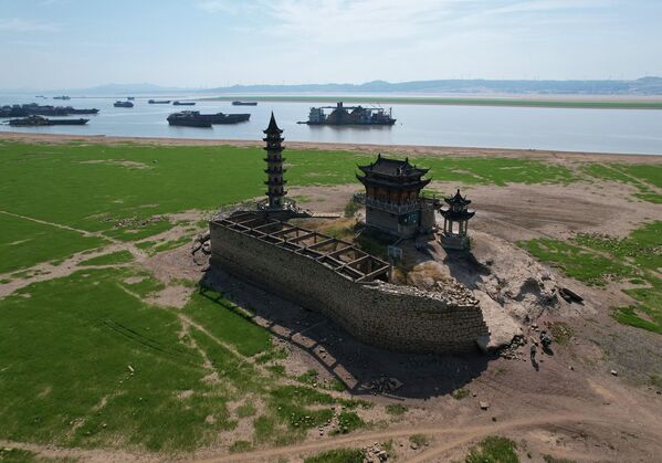 La isla de Luoxing Dun, normalmente semisumergida, con sus antiguos templos en el mayor lago de agua dulce de China, Poyang, que descendió debido a la prolongada sequía en la provincia de Jiangxi. - Sputnik Mundo