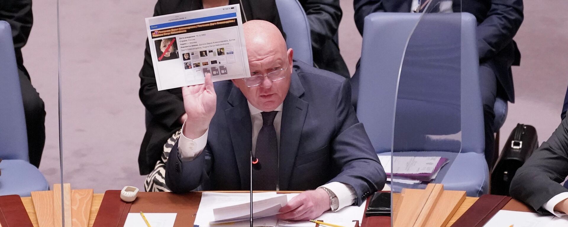 El representante permanente de Rusia ante las Naciones Unidas, Vasili Nebenzia, sostiene una foto de Darya Dugina durante una reunión del Consejo de Seguridad sobre las amenazas a la paz y la seguridad internacionales en la sede de las Naciones Unidas. - Sputnik Mundo, 1920, 28.03.2023