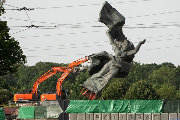 Demolición de la escultura de la Madre Patria, parte del monumento a los soldados liberadores soviéticos en Riga, Letonia. - Sputnik Mundo