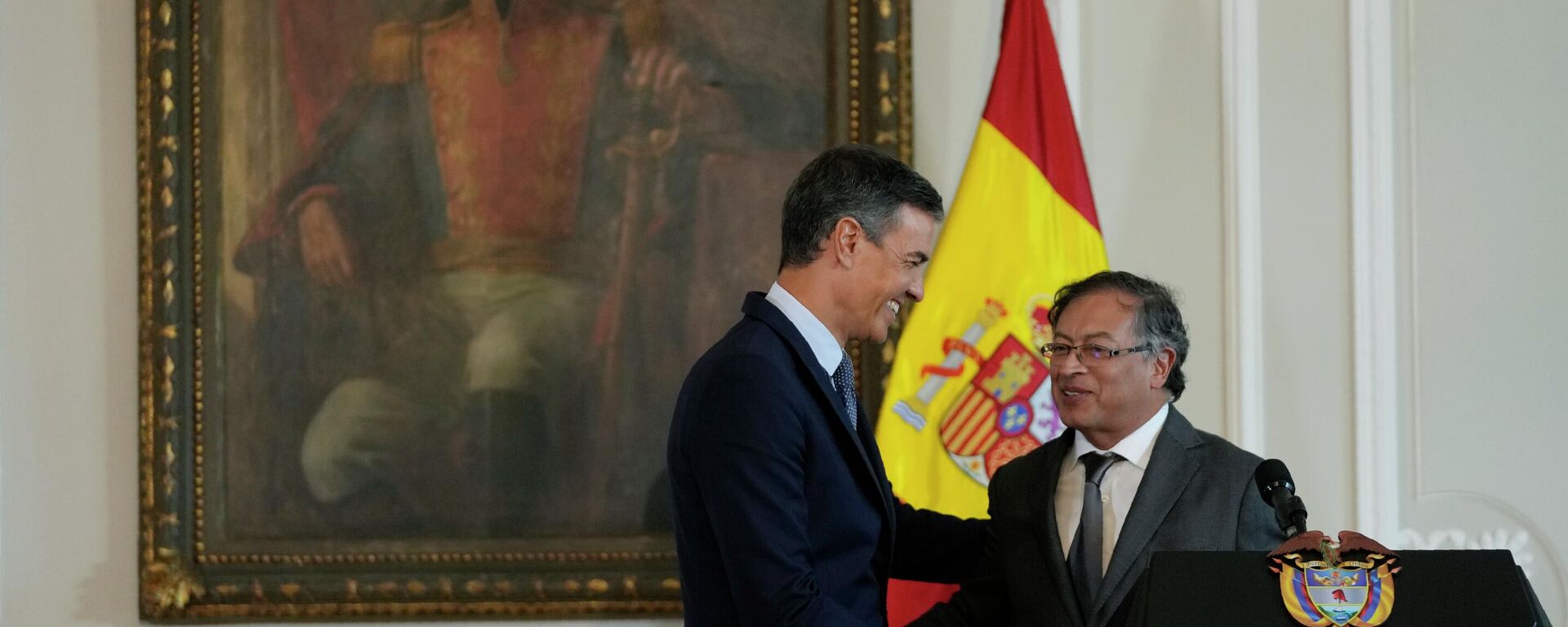 El presidente del Gobierno español, Pedro Sánchez, estrecha la mano del presidente colombiano, Gustavo Petro, durante su visita a Colombia - Sputnik Mundo, 1920, 29.08.2022
