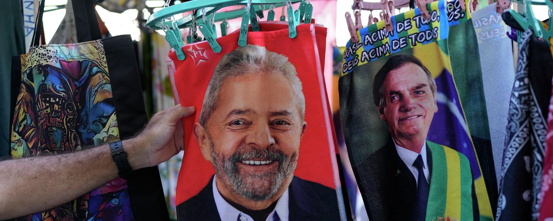 Retratos del expresidente brasileño Luiz Inácio Lula da Silva (2003-2011) y el actual mandatario, Jair Bolsonaro, en unas bolsas - Sputnik Mundo, 1920, 05.10.2022