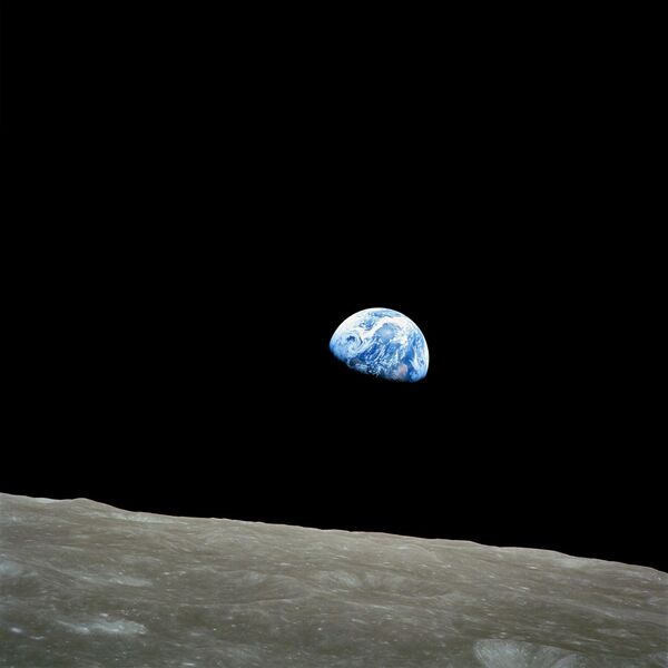 Así es como se ve el cielo sobre la Luna. La fotografía de Earthrise fue tomada desde la nave espacial estadounidense Apolo 8 en diciembre de 1968. - Sputnik Mundo
