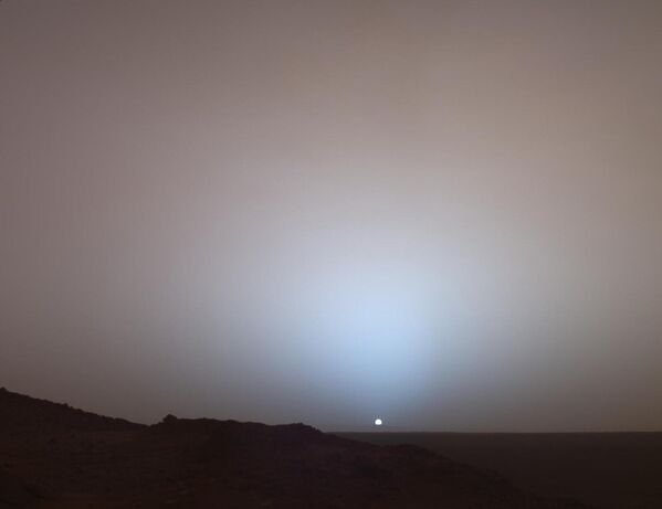 La puesta de Sol en Marte. La foto fue tomada por el rover Spirit cerca del cráter Gusev en mayo de 2005. - Sputnik Mundo