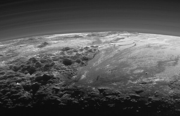 La puesta de Sol en Plutón. A la izquierda, las montañas Tenzing, a la derecha, el área de Sputnik Planitia. La foto fue tomada por la estación interplanetaria automática New Horizons en julio de 2015. - Sputnik Mundo