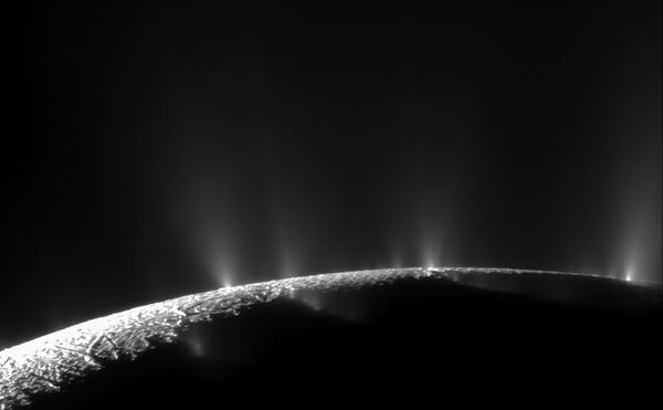 Un resplandor en el cielo sobre el polo sur de Encélado, una luna de Saturno. La foto fue tomada por la sonda espacial Cassini en noviembre de 2009. - Sputnik Mundo