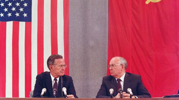 El presidente de EEUU, George Bush, y su homólogo soviético, Mijaíl Gorbachov, durante su conferencia de prensa conjunta el 31 de julio de 1991 en Moscú.  - Sputnik Mundo