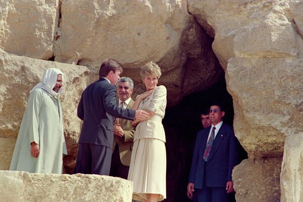 Ningún otro miembro de la familia real fue más querido por el público que Diana.La propia Lady Di dijo al respecto: &quot;me encontré a mí misma. Siendo innecesaria para mi propio marido y la familia real, me quedé muy necesaria para miles, tal vez millones de personas en todo el mundo (...) Nunca voy a ser la reina del Reino Unido, pero eso no importa, puedo ser la reina de [millones de] corazones&quot;.En la foto: la princesa Diana en Giza, a 15 km de El Cairo, durante una visita de cinco días a Egipto, en 1992. - Sputnik Mundo