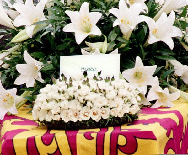 Coronas de flores frescas y una carta del príncipe Harry a su madre (Mummy) sobre la tapa del ataúd de la princesa Diana durante la ceremonia fúnebre en la Abadía de Westminster, Londres, el 6 de septiembre de 1997. - Sputnik Mundo