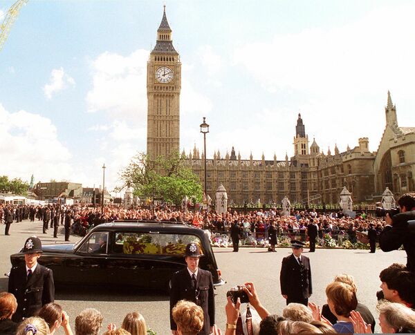 Cerca de un millón de personas acudieron a despedir a Lady Di en Londres. Alrededor de 2.500 millones de personas vieron la ceremonia por televisión. Diana fue enterrada en la finca de la familia Spencer en Althorp, Northamptonshire, en una isla situada en medio del lago Oval.En la foto: el coche fúnebre en la plaza del Parlamento en Londres se prepara para llevar el ataúd con el cuerpo de la princesa Diana para su posterior entierro en la finca de la familia Spencer Althorpe, el 6 de septiembre de 1997. - Sputnik Mundo