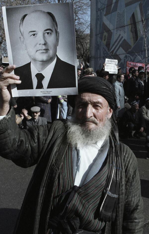 En marzo de 1990, el tercer Congreso de los Diputados del Pueblo de Rusia estableció la presidencia. El 15 de marzo de 1990, Mijaíl Gorbachov se convirtió en el primer y último presidente de la historia de la Unión Soviética.En la foto: un hombre con un retrato de Mijaíl Gorbachov en un mitin en Dusambé, Tayikistán, 1990. - Sputnik Mundo