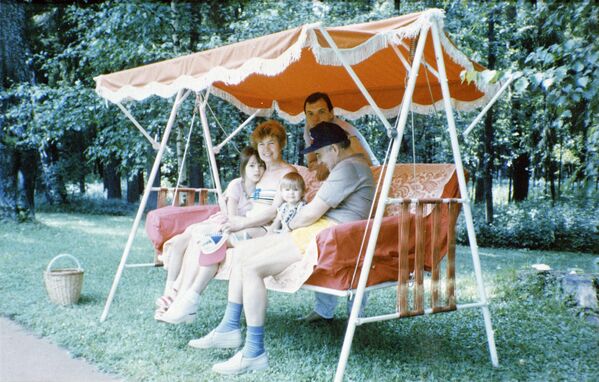 El secretario general del Comité Central del PCUS, Mijaíl Gorbachov, con su familia en su casa de verano, cerca de Moscú, en 1989. - Sputnik Mundo