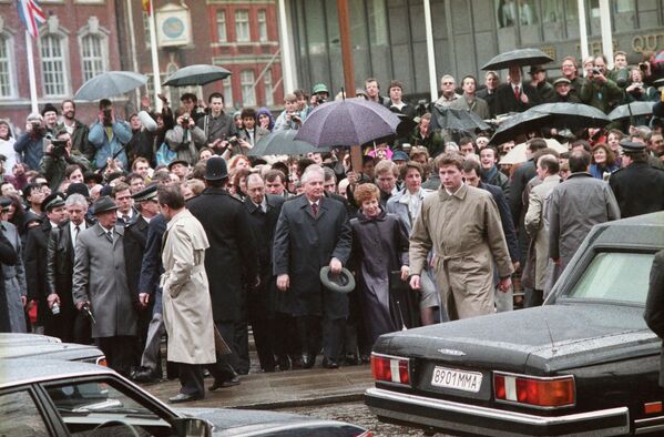 El secretario general del Comité Central del PCUS, Mijaíl Gorbachov, con su esposa Raísaen una visita a Francia por invitación del presidente Francois Mitterrand, en julio de 1989. - Sputnik Mundo