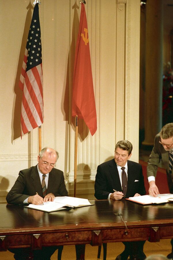 El secretario general del Comité Central del PCUS, Mijaíl Gorbachov, y el entonces presidente de EEUU Ronald Reagan firman el soviético-estadounidense Tratado de Eliminación de Misiles de Corto y Medio Alcance (Tratado INF) en la Casa Blanca durante la visita oficial de Gorbachov a Estados Unidos en 1987. - Sputnik Mundo