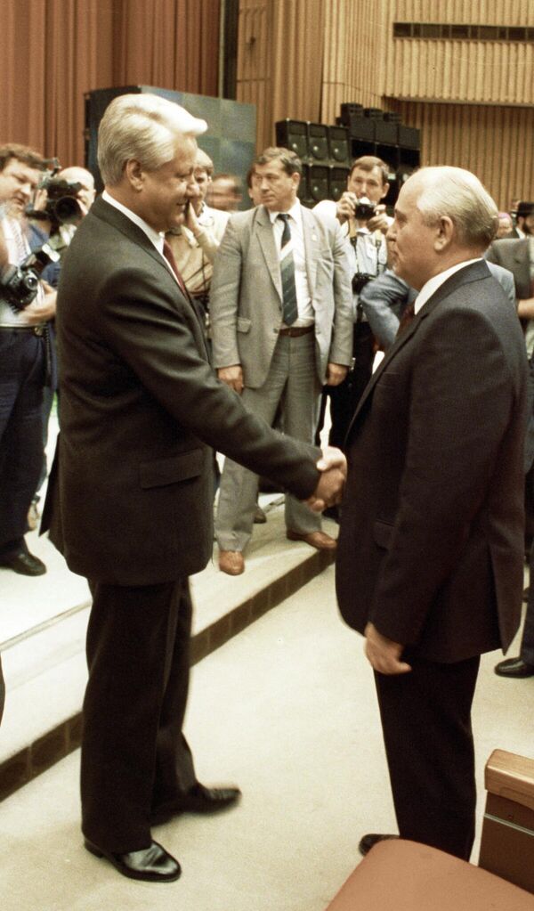 El 19 de agosto de 1991, los colaboradores más cercanos de Gorbachov, incluidos los ministros del poder, organizaron un golpe de Estado y exigieron la dimisión del presidente de la URSS. La resistencia a los golpistas fue liderada por Borís Yeltsin (a la izquierda), que acababa de ser elegido como presidente de la República Socialista Federativa Soviética de Rusia.El 8 de diciembre de 1991, con la firma del Tratado de Belavezha, la Unión Soviética desapareció y el 25 de diciembre de 1991 Gorbachov anunció su dimisión en un mensaje emitido por la televisión central. - Sputnik Mundo