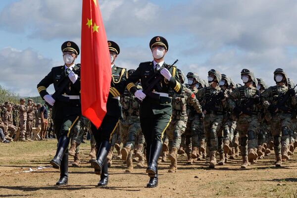 Al mando de las maniobras está el jefe del Cuartel General de Rusia, el general Valeri Guerásimov.En la foto: soldados chinos durante la ceremonia de inauguración de las maniobras de comando estratégico Vostok 2022. - Sputnik Mundo