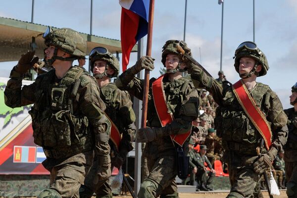 La solemne marcha se abrió por las unidades de los anfitriones de las maniobras: los militares rusos. - Sputnik Mundo