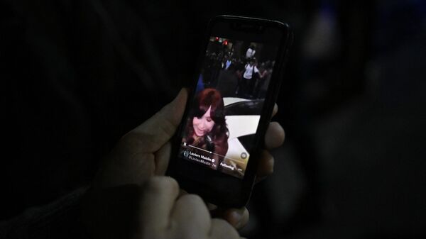Una persona mira el video del ataque contra Cristina Kirchner - Sputnik Mundo