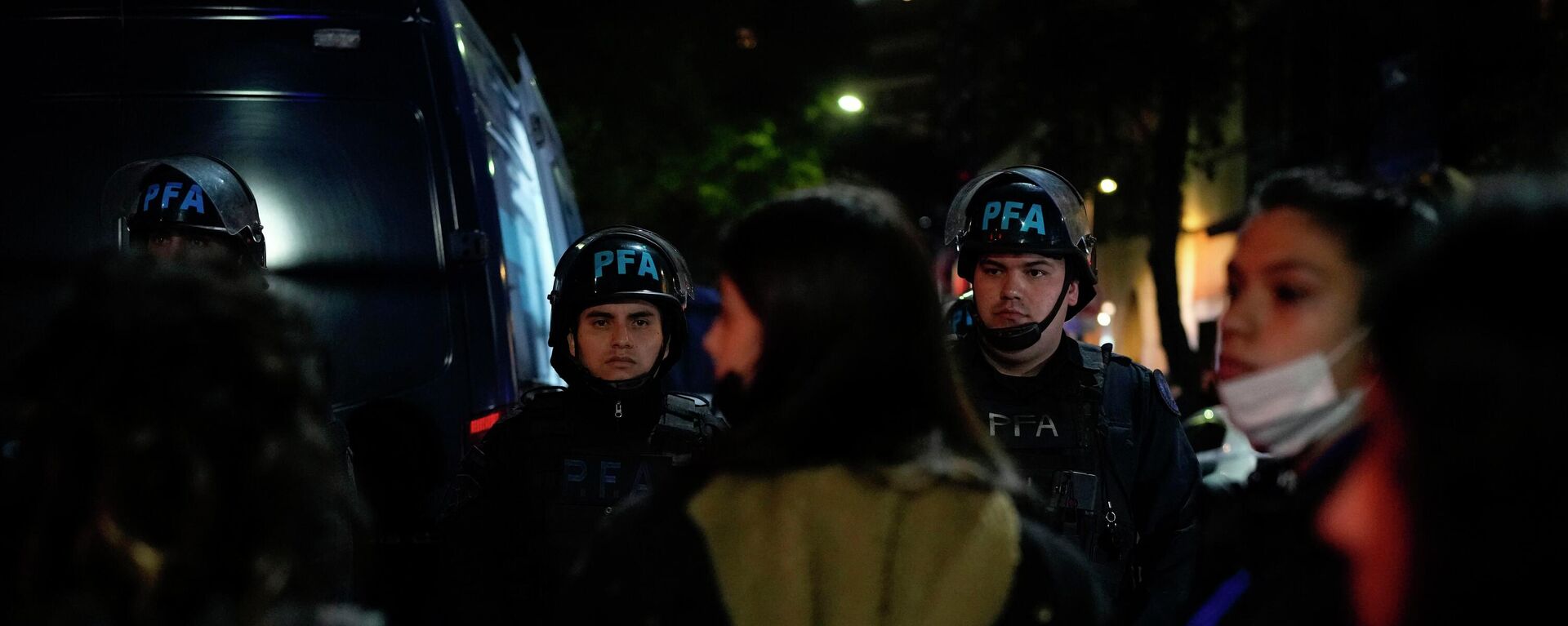 La Policía argentina frente a la residencia de la vicepresidenta Cristina Fernández luego de que un hombre intentara asesinarla - Sputnik Mundo, 1920, 02.09.2022