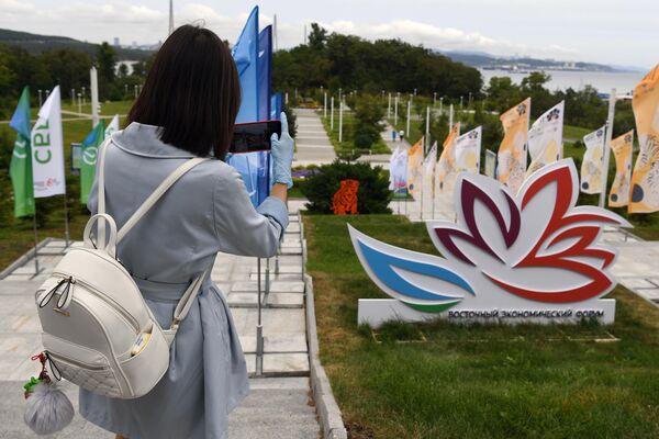Al margen del foro, habrá una gran variedad de actividades económicas, culturales y medioambientales.En la foto: una chica saca una foto del logo del Foro Económico Oriental en Vladivostok. - Sputnik Mundo