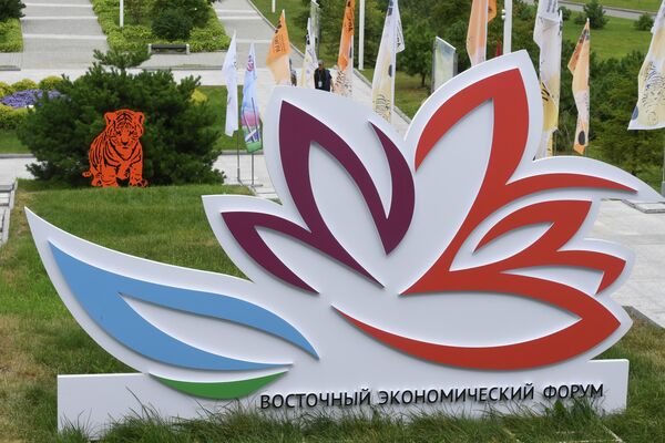 Además el líder ruso se reunirá con los moderadores de las sesiones principales.En la foto: logo del Foro Económico Oriental. - Sputnik Mundo