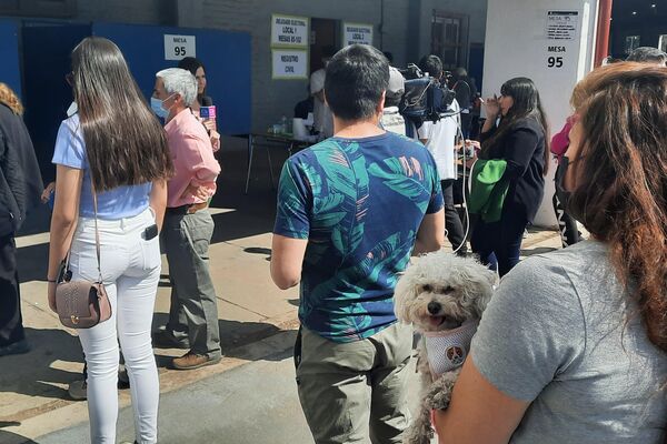 Votante con perro en la fila Estadio Nacional - Sputnik Mundo