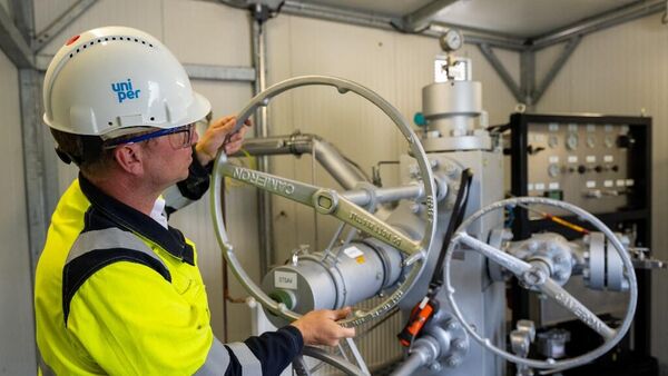 Un empleado de la compañía alemana Uniper en una instalación de gas natural en Bierwang, Alemania - Sputnik Mundo