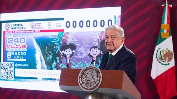 Andrés Manuel López Obrador, el presidente de México, presenta el cachito para el 15 de septiembre - Sputnik Mundo