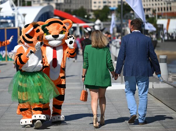 En el Foro Económico Oriental en Vladivostok.Animadores disfrazados de tigres de Amur reciben a los visitantes del foro. - Sputnik Mundo