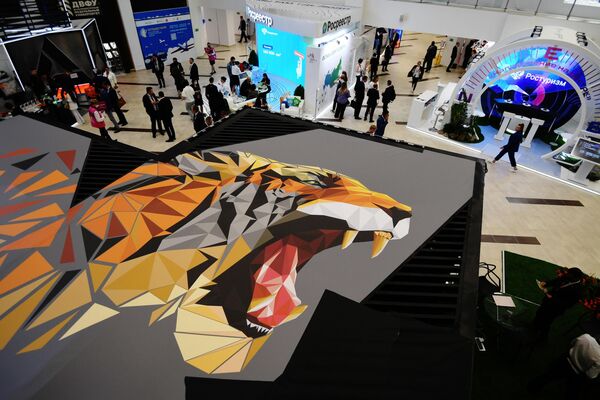 Imagen de un tigre en uno de los pabellones de la exposición del Foro Económico Oriental. - Sputnik Mundo