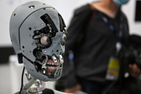 El androide Alex, que sabe responder al coqueteo, se presenta en el Foro Económico Oriental de Vladivostok. - Sputnik Mundo