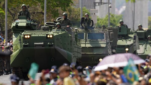 Tanques de las Fuerzas Armadas de Brasil en el desfile oficial por el Bicentenario de Brasil, en Brasilia - Sputnik Mundo