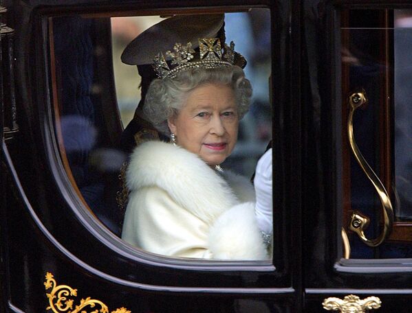 La víspera de su muerte, el 7 de septiembre, la reina mantuvo una audiencia con el primer ministro saliente, Boris Johnson, y su sucesora, Liz Truss. Tras la muerte de Isabel II, su hijo Carlos se convirtió en rey del Reino Unido, subiendo al trono como Carlos III. - Sputnik Mundo