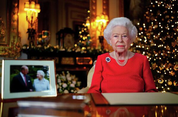 La reina Isabel II, que cumplió 96 años este año, se ha convertido en la monarca de mayor edad de la historia británica y la primera en celebrar el 70º aniversario de su reinado. - Sputnik Mundo