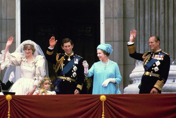 Pero no todos los miembros de la familia real eran tan irreprochables como Isabel II. La historia del hijo mayor de la Reina, Carlos, el príncipe de Gales, y su primera esposa, Diana Spencer (en la foto, a la izquierda), ha sido un gran escándalo con la mirada del mundo entero. (La foto fue tomada el 29 de julio de 1981). - Sputnik Mundo