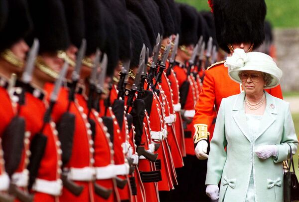 La reina Isabel II inspecciona el 1er Batallón de los Coldstream Guards en Windsor en 1999. - Sputnik Mundo