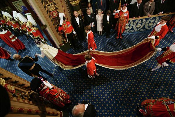 Isabel II y su marido, el príncipe Felipe, durante la apertura del Parlamento en la Cámara de los Lores, 2014. - Sputnik Mundo