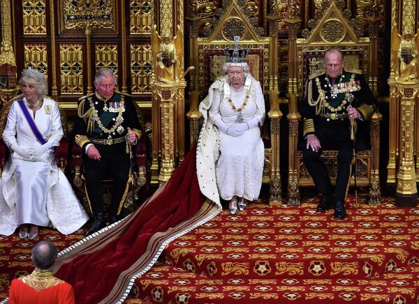 Isabel II y miembros de la familia real durante la apertura del Parlamento en la Cámara de los Lores, 2015. - Sputnik Mundo